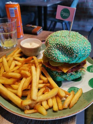 Hamburger mit Fritten und Tahin-Mayo at Mr. Vegan Foodbar in Apeldoorn