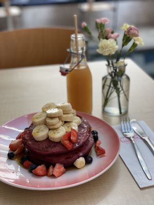 The blue magic deluxe pancakes: banana, strawberries, blueberries, Canadian maple syrup  at Moak Pancakes - Pijp in Amsterdam