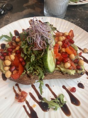 Mooi gekleurde en lekkere Vegan sandwich   at Life of Yuna in Haarlem