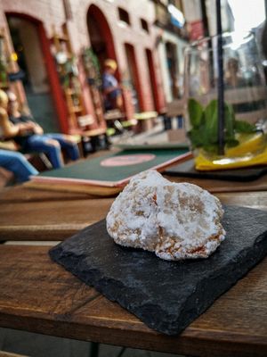 Pasta di mandorla (sizilianische Mandel-Marzipangebäck) at Jlöcklich in Cologne