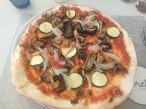 Vegan pizza at Goretti in Salou