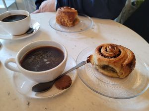 Vegan cinnamon rolls, pay extra for plant (oat) milk with coffee at Oats Day Long in Leuven