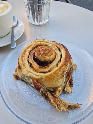 Vegan cinnamon roll, always vegan, served warm at Oats Day Long in Leuven