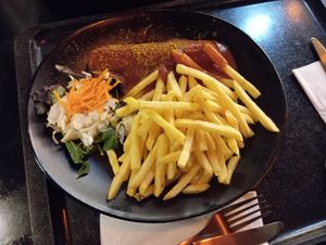 Vegane Currywurst mit Pommes und kleinen Salat at KABINE Restaurant in Essen