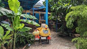 Toy mascots (and real roosters and hens around) at Chickpea Eatery Thuan Chay in Hoi An