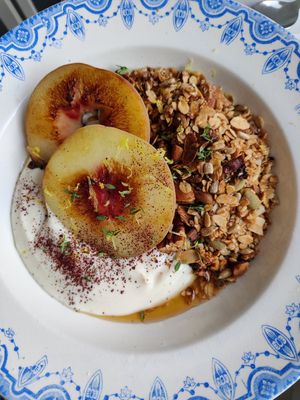 Granola maison, yaourt végétal et fruits rôtis de saison at Brioche Atelier in Gembloux