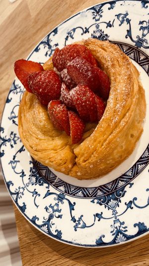 Brioche aux fraises avec crème en son milieu.  at Brioche Atelier in Gembloux