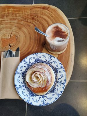 Chocolat froid et brioche à la pomme at Brioche Atelier in Gembloux