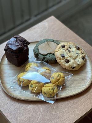 Chocolate muffin, mugwort cookie with lotus frosting, chocolate chip cookie, pumpkin rice cookies  at To O So - 토오소  - Maybe closed in Jeju