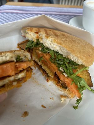 Gibt ein veganes Frühstück und ein veganes Panino. Pflanzliche Milchalternativen für Kaffee kosten leider stolze 0,50€ extra. Das finde ich nicht angemessen. Trotzdem schön h at Café Johanna in Hamburg