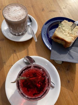 Vegane heiße Schoki, Hibiskus-Salbei-Tee und Zitronenkuchen  at Café Johanna in Hamburg