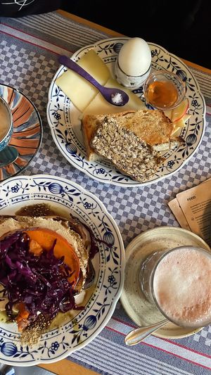 Mein Gericht ist vegan (Brot mit Kürbis) das andere vegetarisch  at Café Johanna in Hamburg