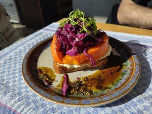 Sauerteigbrot mit Cashewcreme, gebackenem Kürbis und Rotkraut at Café Johanna in Hamburg