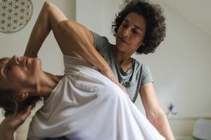 Shiatsu Bodywork in seated position at Praxis Noré Parada in Zurich