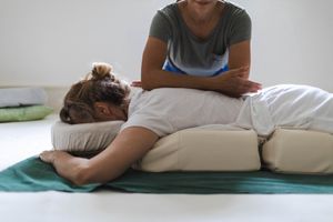 Shiatsu Bodywork for the back at Praxis Noré Parada in Zurich