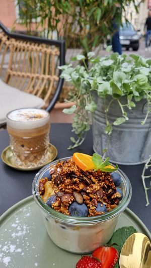 Joghurt mit Crunch und Obst at drei&zwanzig in Karlsruhe
