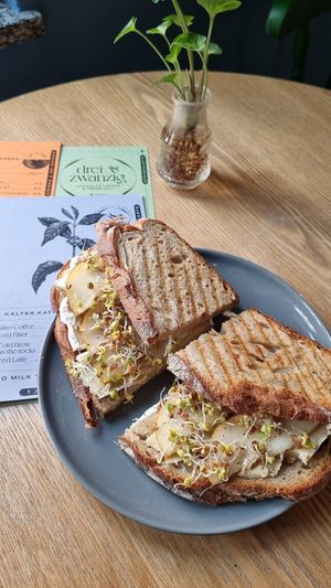 Camen-Pear Sandwich at drei&zwanzig in Karlsruhe