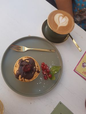 Vanillemuffin und Cappuccino at drei&zwanzig in Karlsruhe