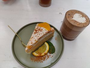 Fanta cake + hot chocolate at drei&zwanzig in Karlsruhe