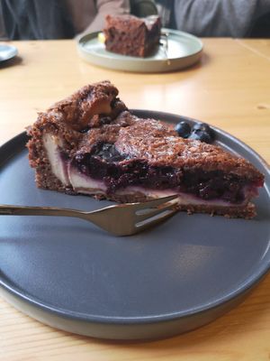 Käsekuchen mit Waldheidelbeeren at drei&zwanzig in Karlsruhe