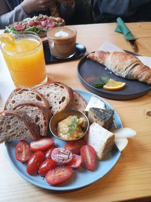 Frühstücksteller für eine Person - leider mittlerweile deutlich kleiner. at drei&zwanzig in Karlsruhe