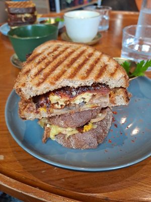 Grilled NoCheese Sandwich mit NoBacon und getrockneten Tomaten at drei&zwanzig in Karlsruhe