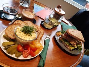 no-egg-salad with bread and veggies / sandwich / flat white and tea at drei&zwanzig in Karlsruhe