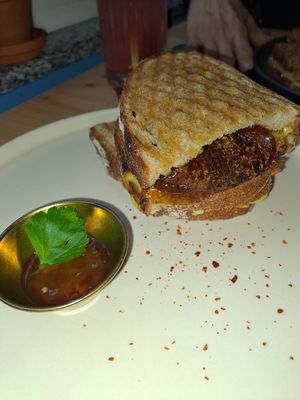 Grilled No-cheese Sandwich mit No-Bacon at drei&zwanzig in Karlsruhe