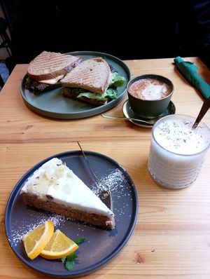 Sandwich y tarta de zanahoria at drei&zwanzig in Karlsruhe