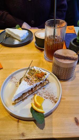 KarottenTorte mit DarkSchoko 86% sowie LimettenKäsetorte im Hintergrund at drei&zwanzig in Karlsruhe