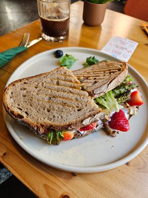 Sandwich of the month - fresh cheese, strawberries, asparagus, smoked tofu, salad at drei&zwanzig in Karlsruhe