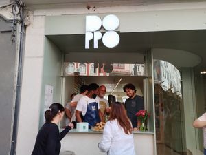 Celebration of Doppo's "birthday", when they offered (unfortunately not vegan 😄) cake to customers at DOPPO Gelataria in Coimbra