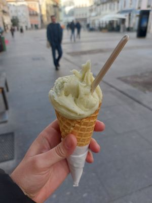 Lima, gengibre e alecrim at DOPPO Gelataria in Coimbra