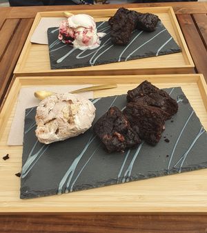 Brownies mit einer Kugel Eis (all vegan) at Chunks by KoRo in Jena