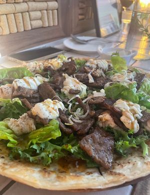 Hit chili BBQ flat bread pizza. It is not very spicy so you don’t have to worry too much😄Try it! It is pretty nice  at Darc-en-Ciel in Seoul