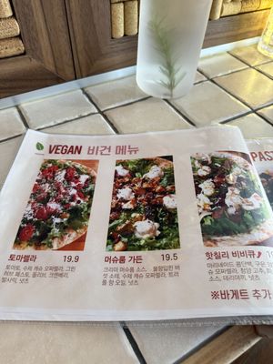 Vegan menu: 3 different tortilla pizza. Tomarella, Mushroom garden, Hot chili bbq  at Darc-en-Ciel in Seoul