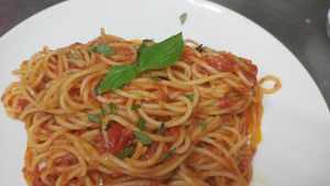 Pasta with fresh tomato and garlic at Losai in Cadaques
