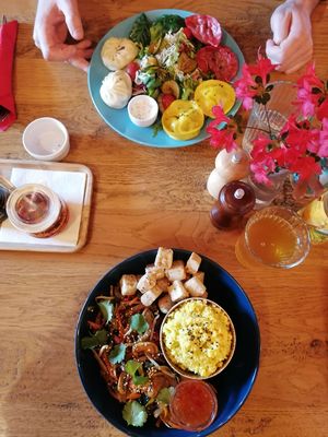 We choose the wok with vegetables and tofu and momo's quattro. Good, delicious food at Tibetan Convention Tea House in Florennes