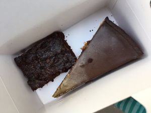 Cheesecake and Brownie at Vegan Folie's in Paris