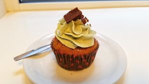 Apricot-caramel cupcake at Vegan Folie's in Paris