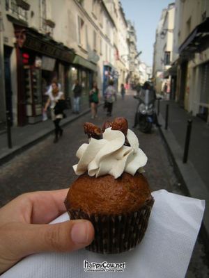 Vanilla Almond Cupcake!!! at Vegan Folie's in Paris