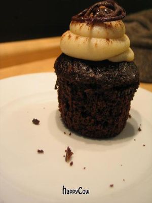 The 'Johnny Nutsville' cupcake at Vegan Folie's in Paris