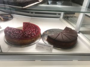  Cheesecakes on the counter at Vegan Folie's in Paris