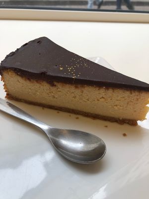 chocolate cheese cake at Vegan Folie's in Paris