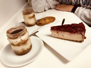 Tiramisu et cheesecake  at Vegan Folie's in Paris