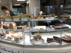Food counter at Vegan Folie's in Paris
