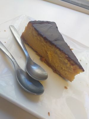 Cheesecake for 6€ at Vegan Folie's in Paris
