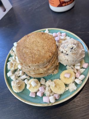 Havermout pancakes 9,50€
Citroen koekkruimels 1€
Banaan 1,50€
Vegan Marshmallows 1,50€
Cookie dough ijs 2€  at Pancake District in Dordrecht