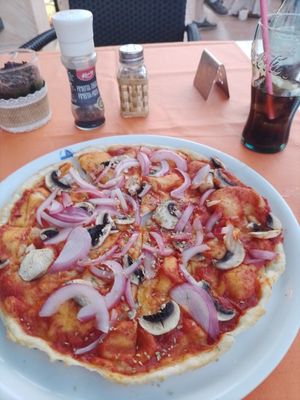 Sehr dünne Pizza ohne Rand. at Marivent in Mallorca