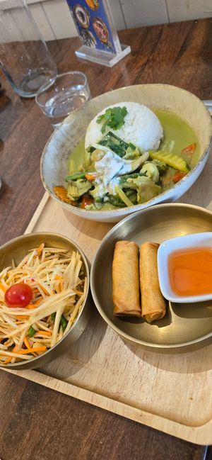 Green curry chick'n lunch tray at Plants of Roselyn in South East London